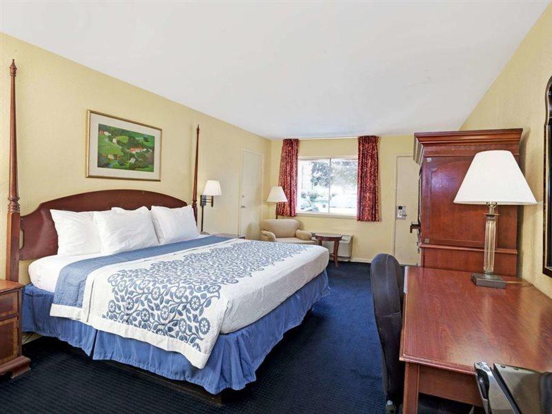 Days By Wyndham Hotel Newport News
